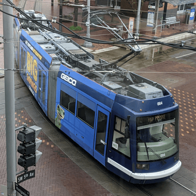 Portland streetcar crossing SW 5th avenue