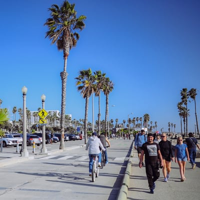 Cyclists and pedestrians on Venice beach